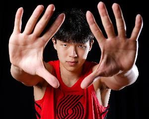 阿斯报:杨瀚森23年U19对决榜眼萨尔 第一次引起开拓者球探注意