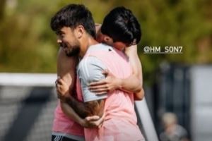 成队友了!华裔球员伍小海和孙兴慜训练中拥抱 球员此前归化失败