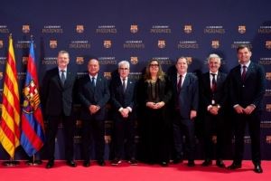 官方:近700名拥有超25年会龄的巴萨会员获颁银质奖章