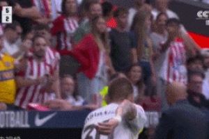 马斯坦托诺最后时刻被球砸,随后大脚把球踢上看台险些击中小球迷