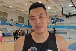 怎么帮赵睿融入球队呢?方硕:还用我帮他吗?他到哪儿都自来熟