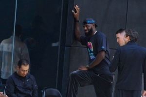 湖人训练营首日集锦:詹姆斯便装观训 艾顿斯玛特加练投篮