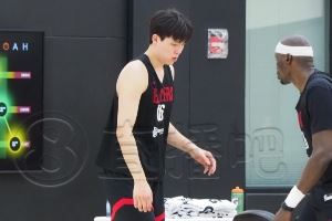 今天练三分球💦小吧现场直击杨瀚森训练 与前青岛外援里斯一组