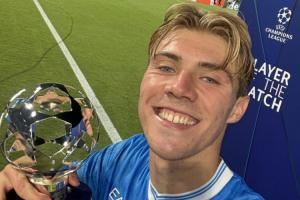 是真的开心😆霍伊伦和欧冠最佳奖杯自拍,笑容灿烂简直爆表