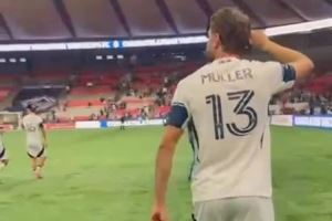 舞姿妖娆!穆勒赛后跳舞庆祝夺冠:继续狂欢🕺