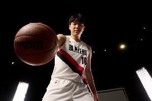  杨瀚森：现在能靠捕捉关键词猜队友意思 猜错了也问题不大