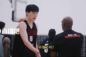  比卢普斯to杨瀚森等队员：现在只是一节结束了 不是比赛结束了