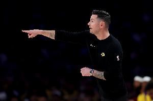 湖人魔鬼体能训练:34秒6个全场折返 第二组60秒10个 最后再来6个