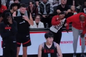  把广场舞天赋带到NBA 杨瀚森跳舞把主教练笑弯腰 队友鼓掌都说好