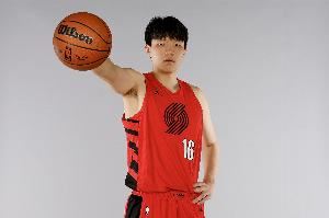  媒体人：姚明当年被老马晃倒后奋发图强 以小杨球商也能提升自己