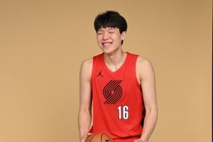  媒体人谈杨瀚森首分：首次在外线拿球组织 这还是他最舒服的方式