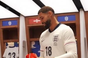 时隔7年再次为英格兰出场,奇克获赠纪念帽子:很高兴重返球队