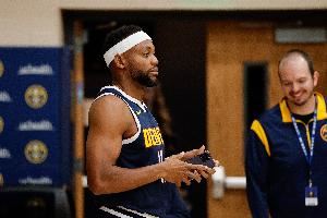 掘记:布鲁斯-布朗曾收到湖人太阳等多队报价 最终选择底薪回掘金