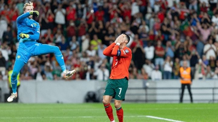 名场面!C罗失点后仰天长叹双手捂脸 凯莱赫扑点高高跃起挥拳庆祝