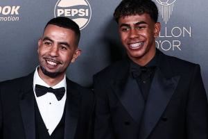 记者:亚马尔父亲不满巴萨未给亚马尔金球奖造势,更衣室感到反感