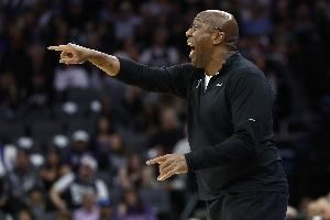 面包:这场总体而言打得很糟糕 甚至训练时都比今天的表现要好