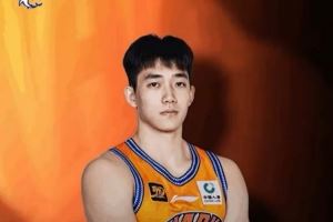 未来可期等你闪耀!祝上海男篮球员万孟霖21岁生日快乐!🎂