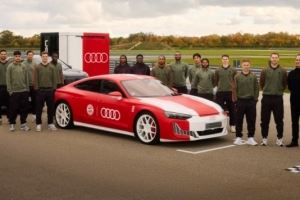 拜仁队员挑选奥迪新赛季电动、混动官方用车,参观了F1项目