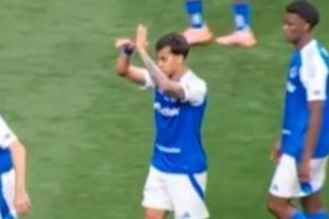 不满裁判!尤文旧将若热对裁判做“戴手铐”手势,随后被红牌罚下