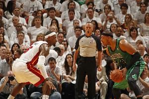 皮尔斯:和老詹竞争成就了我!我需要他 我觉得他也需要我