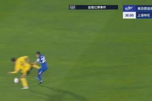 暴力动作!孙捷亮鞋底蹬踹于汉超染黄,主裁看VAR后改判红牌!