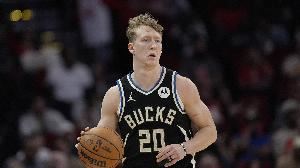 场均7.4分2.4板1.5助!雄鹿官方:与后卫AJ-格林达成多年续约协议