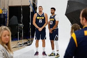 掘金揭幕战首发:穆雷/布劳恩/卡梅隆-约翰逊/阿隆-戈登/约基奇