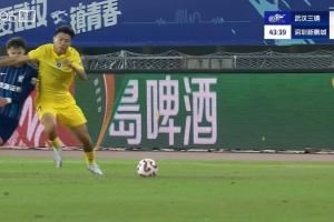 风云突变?杨一鸣被判肘击直红罚下,新鹏城领先1分钟后少打1人