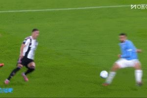 前裁判:吉拉踩小孔塞桑是明显的点球,不解为什么裁判没进行回看