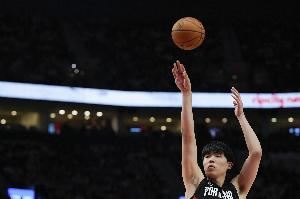 媒体人:杨瀚森在场上有点懵进攻节奏对不上 还不是轮换级别