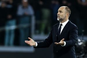 尤文此前已11次赛季中途换帅,98-99赛季安切洛蒂曾接替里皮