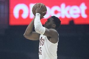  今天是三分神射！米切尔半场三分7中5射落15分 另有2板2助