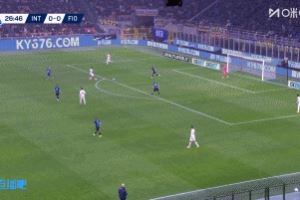 错失单刀!佛罗伦萨后场失误,巴斯托尼带球突入禁区后打门被扑出