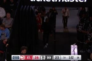  希望没事啊！特雷-杨膝盖被队友压到 随后返回更衣室