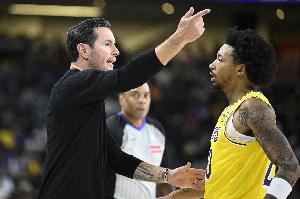 能打一打!小尼克-史密斯替补10分钟 6中2贡献7分1板1助