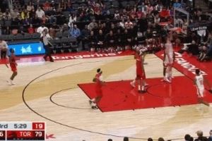  刚柔并济！申京跟进垫步起飞 左臂舒展战斧劈扣！