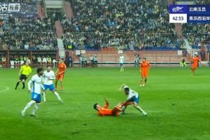  这下太痛了！第43分钟，宋浩宇防守时被倒地的罗竞踢到裆部