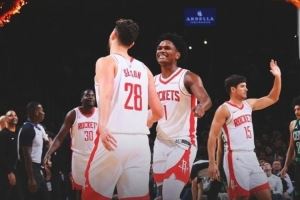  三连胜！火箭发布赢球海报：申京+阿门庆祝登上封面 谢泼德入镜