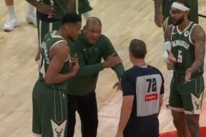  气疯了！字母哥连续被打+被撞没响哨 老里愤怒投诉！