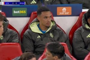  何时登场？第21分钟，转播镜头给到替补席阿诺德