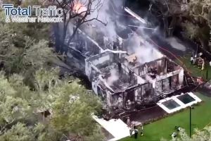  🙏当地媒体：热火主教练斯波的家遭遇火灾 房子被大火完全烧毁