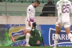  少儿不宜！张玉宁上半场与对方球员发生肢体冲突，两人各吃一黄