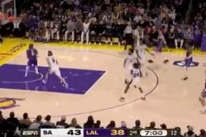 人到球到！东契奇送精准直塞 艾顿接球转身暴扣空篮