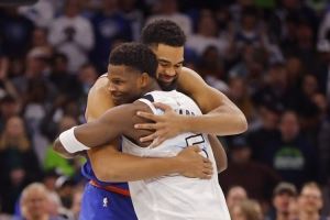  唐斯：几乎每天都和狼队的老队友聊天 我爱他们 愿为他们做一切