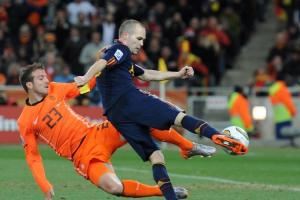  西班牙球衣设计师：球衣上的蓝色为致敬伊涅斯塔，亚马尔带动销量