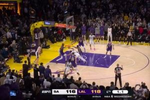  马刺湖人裁判报告：马刺最后0.4秒误获球权 球是凯尔登碰出底线的