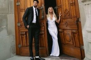  婚礼倒计时？哈利伯顿与女友社媒晒出结婚照 大家纷纷送上祝贺