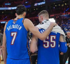  护筐不力！国王半场比雷霆多进6记三分 但内线得分14-36净负22分