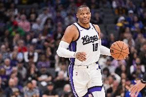  就靠我这无保障底薪顶了？威少上半场10中6得16分4板7助 三分5中3