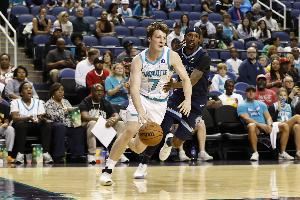  小鬼要当家！4号秀克尼佩尔次节14分4板带队追回比分 半场16+5+3